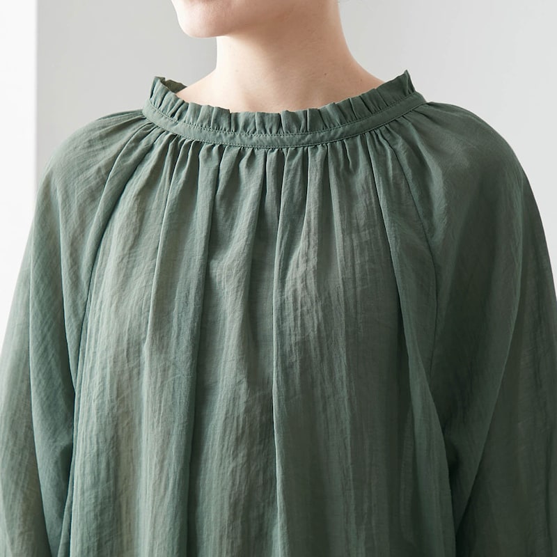 ギャザーの華やかさが引き立つシンプルな着こなしも◎