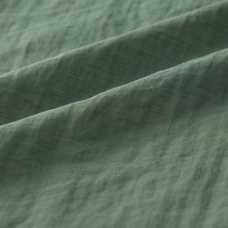 しなやかで上品な光沢とシアー感のある素材