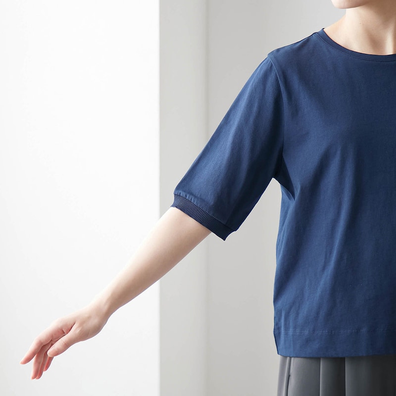 袖口はリブで切替え