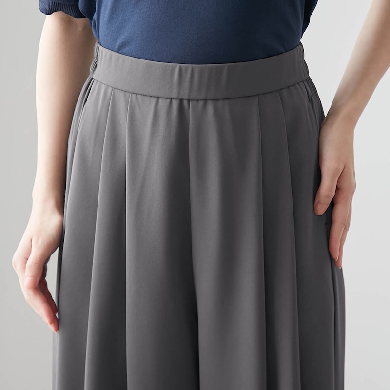 ウエスト正面はトップスをインしてもすっきり見えるフラット仕様