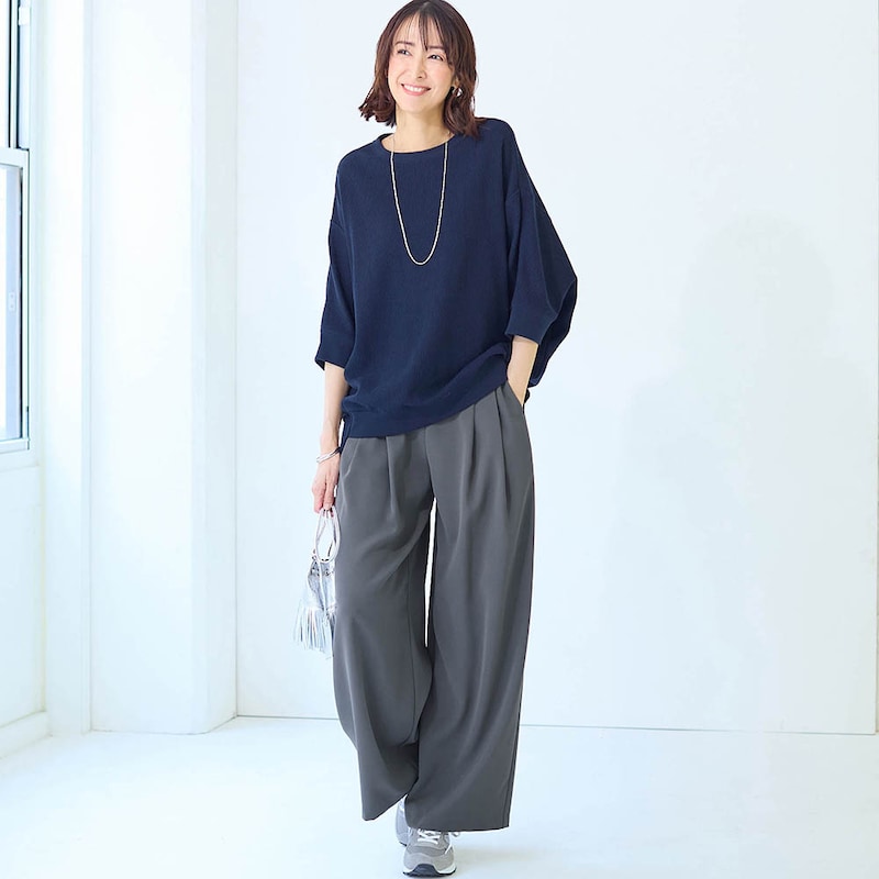 モデル身長169cm／M　※写真は撮影用のため股下+6cmになります。ボトムのみ着用