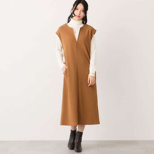 エンボス素材のキーネックジャンパースカート