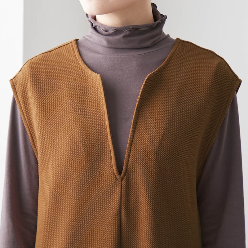 顔まわりをシャープに見せてくれる深めのキーネック