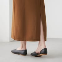 動きやすい裾スリット入り