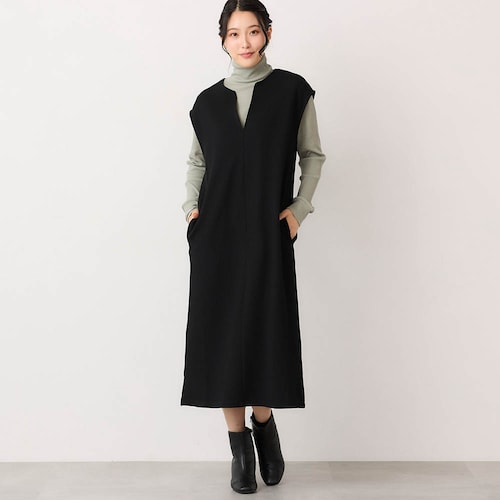 エンボス素材のキーネックジャンパースカート