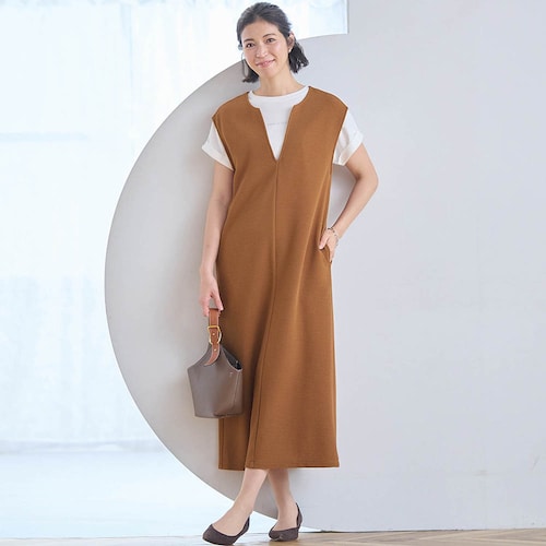 エンボス素材のキーネックジャンパースカート