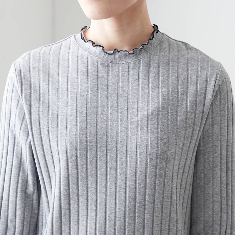 首元のメローデザインがトレンド感を後押し