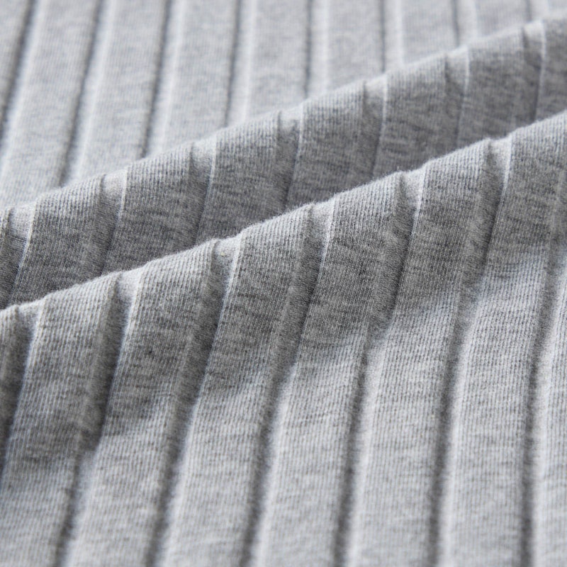 ややワイドなリブが大人カジュアルに