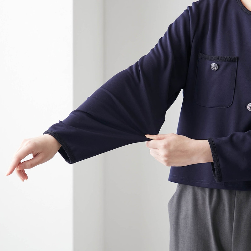 伸縮性がありカーディガン感覚で羽織れる