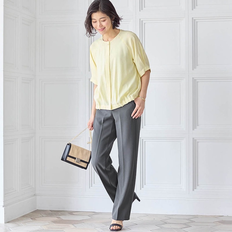 モデル身長168cm／M　※写真は撮影用のため股下+6cmになります。ボトムのみ着用