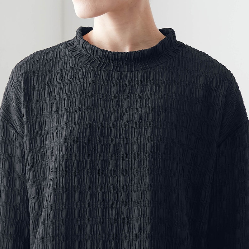 品よく肌を隠すミニハイネック