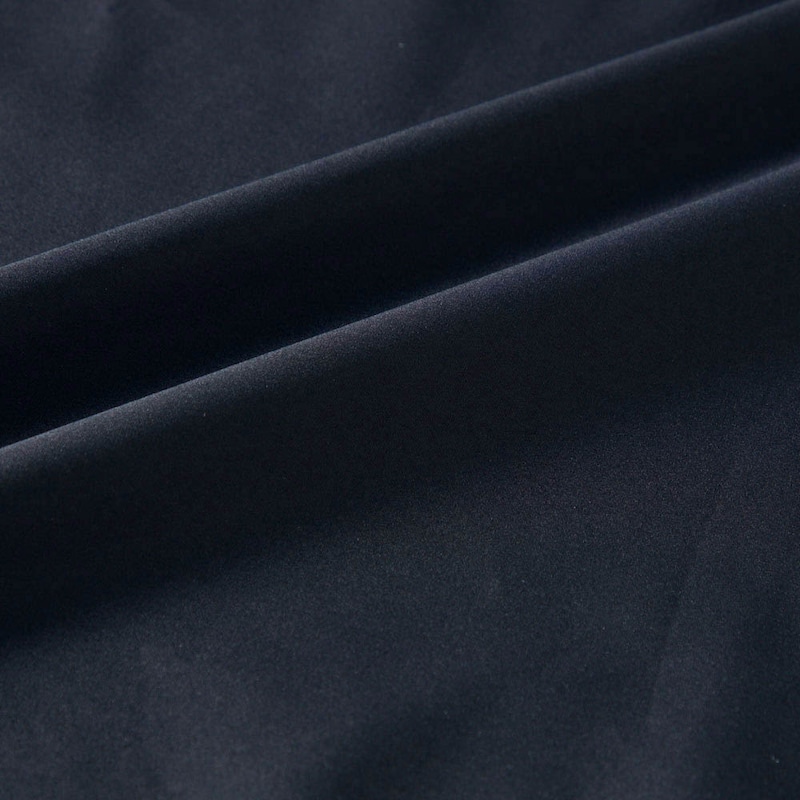 スカート部分は程よい光沢感のある素材