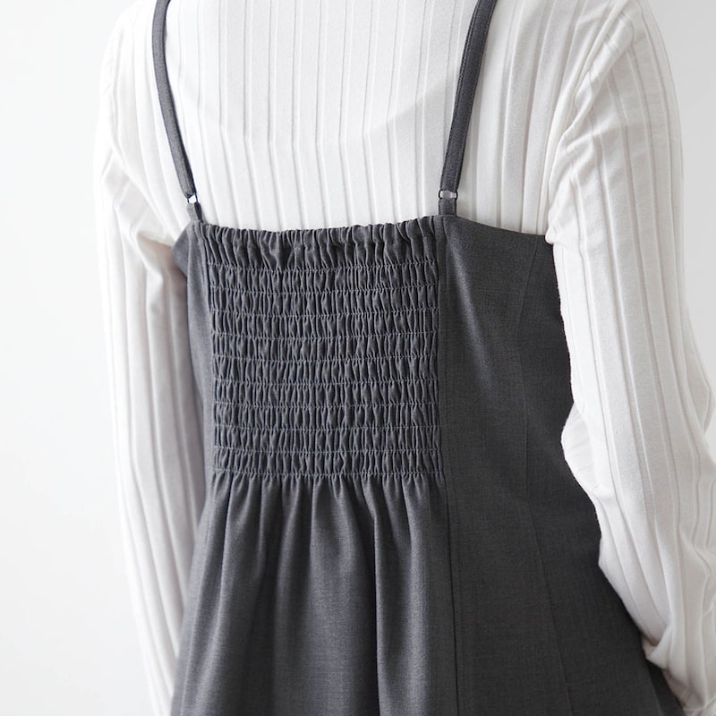 後ろはゴム入りギャザーで体にフィット