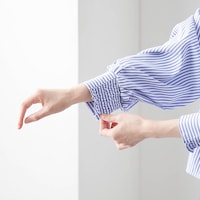 袖口ゴム入りでたくし上げもラク