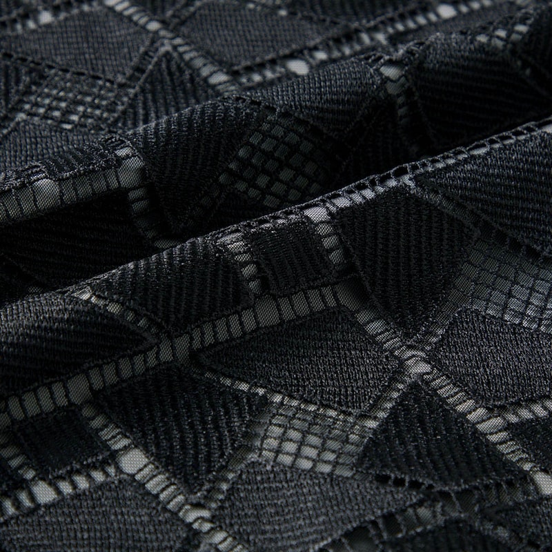 控えめな透け感のレースで大人も着やすく