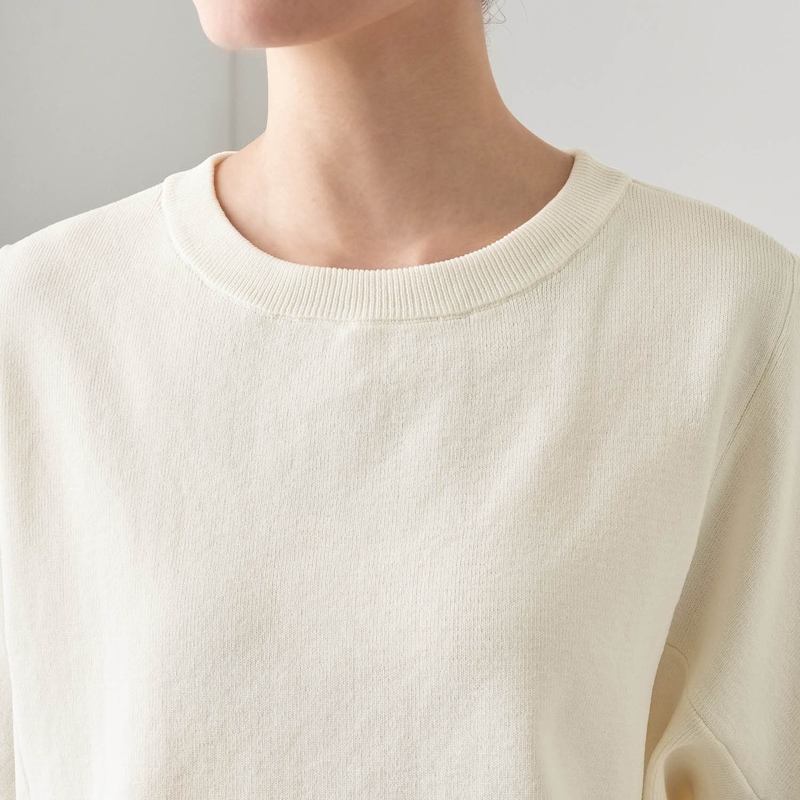 中に重ね着しやすい、すっきりとした襟元