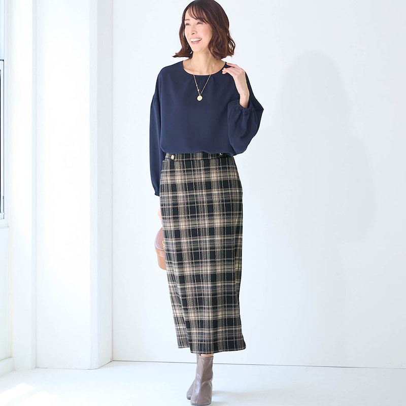 モデル身長169cm／M　※写真は撮影用のため総丈+6cmになります。ボトムのみ着用