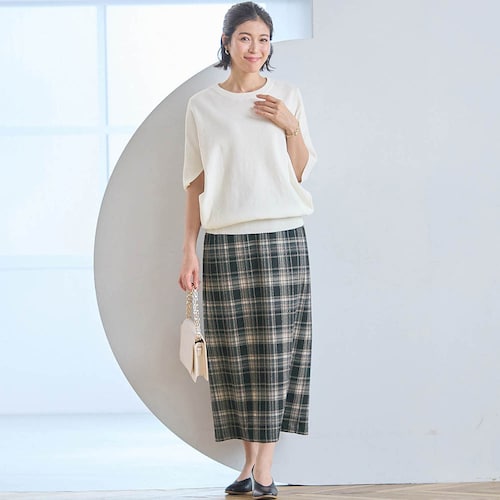 フライデーワークコーデ（ポンチョニット+チェックスカート）