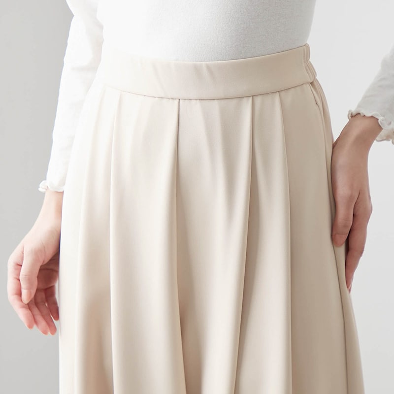 腰回りをカバーするツータックデザイン