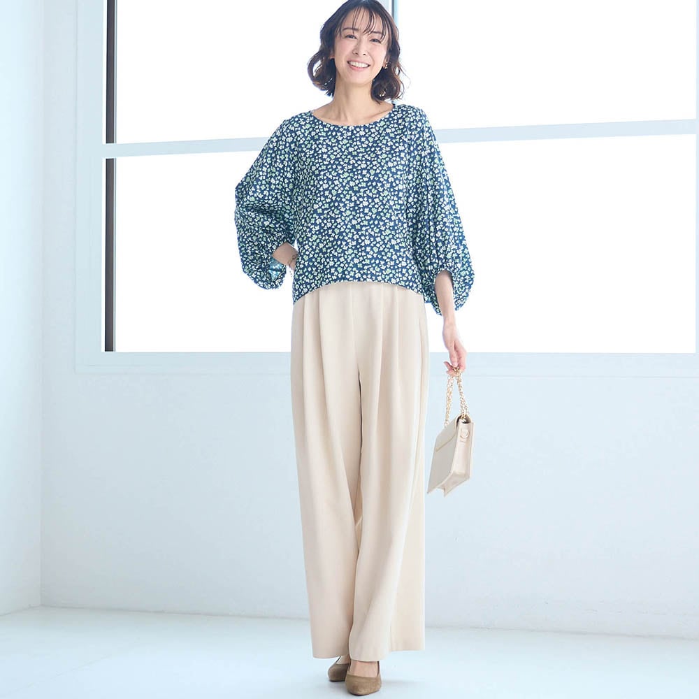 モデル身長169cm／M　※写真は撮影用のため股下+6cmになります。ボトムのみ着用