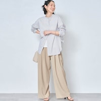 モデル身長168cm／M ※写真は撮影用のため股下+6cmになります。オフベージュ着用