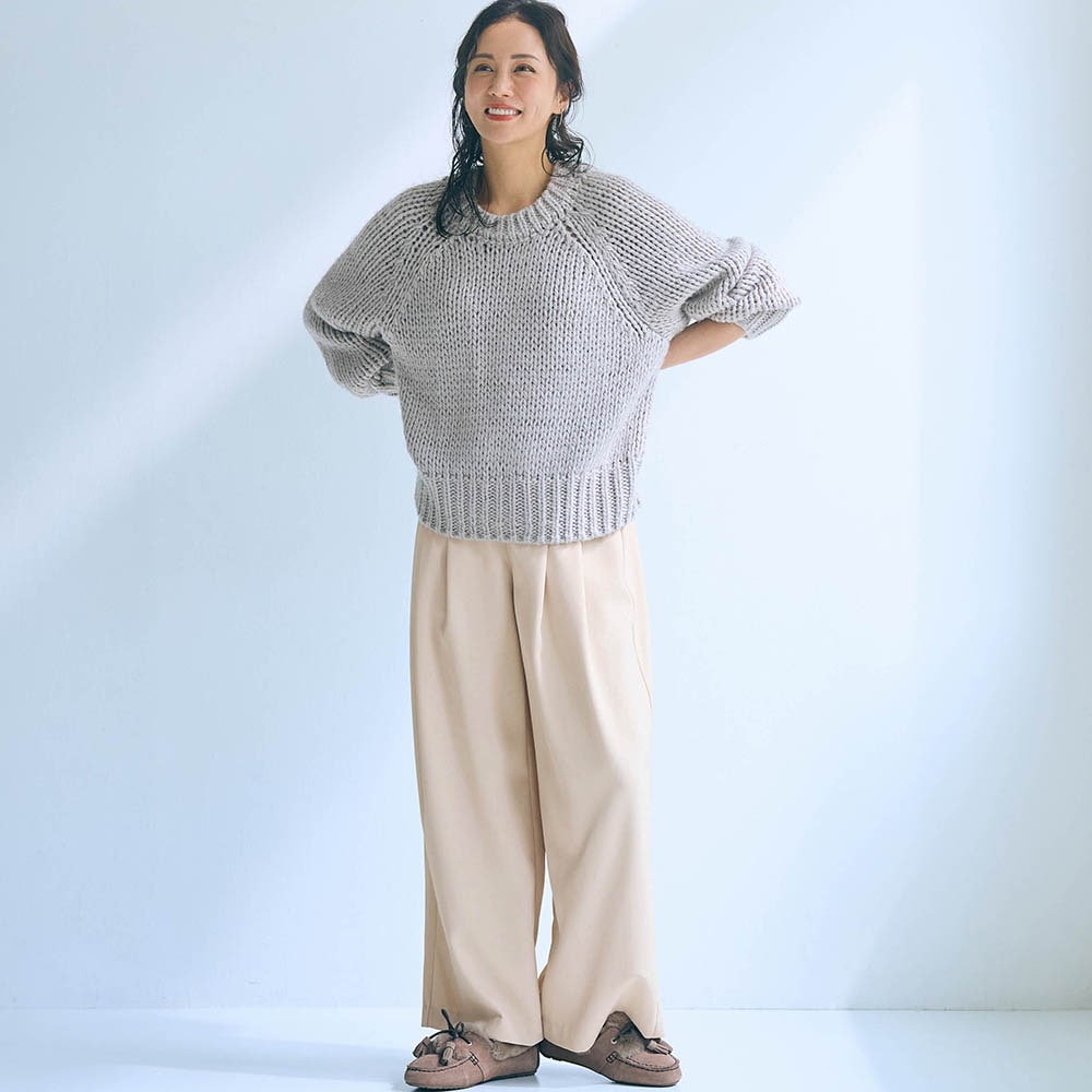 モデル身長165cm／M ※写真は撮影用のため股下+6cmになります。オフベージュ着用