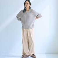 モデル身長165cm／M ※写真は撮影用のため股下+6cmになります。オフベージュ着用