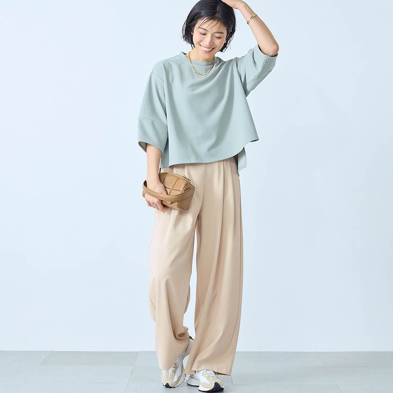 モデル身長168cm／M ※写真は撮影用のため股下+6cmになります。オフベージュ着用