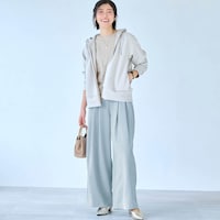 モデル身長168cm／M ※写真は撮影用のため股下+6cmになります。グレイッシュブルー着用
