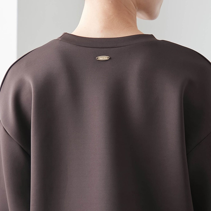 襟元の後ろにロゴプレート付き