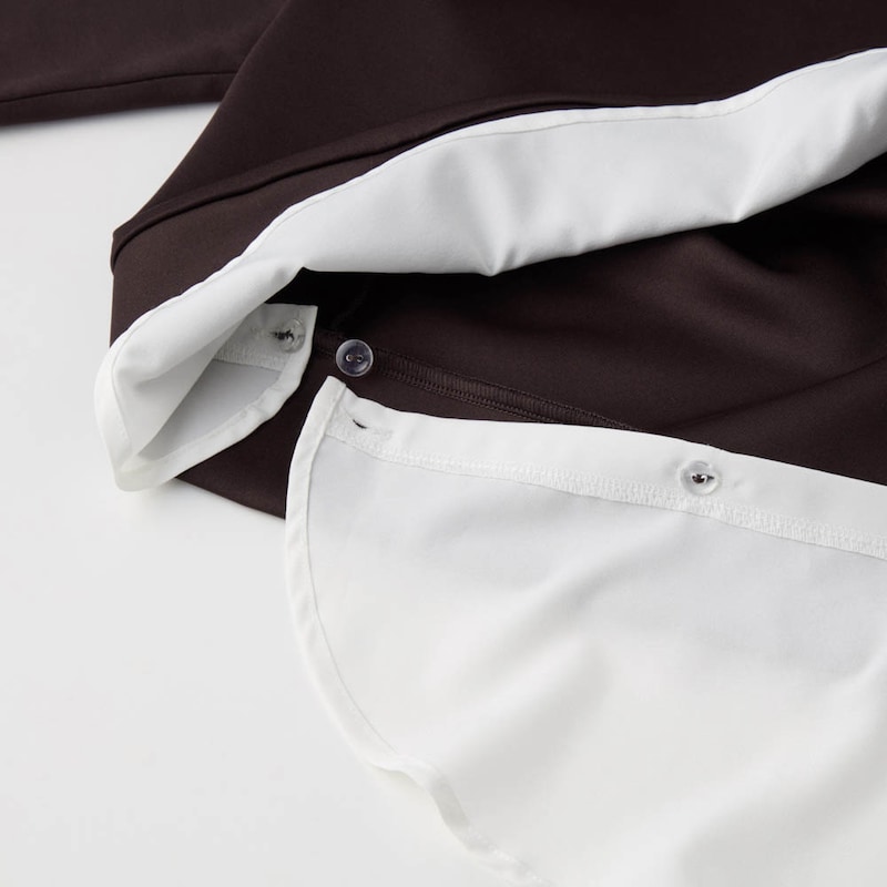 トップスのシャツ重ね着風部分はボタンで取り外し可能