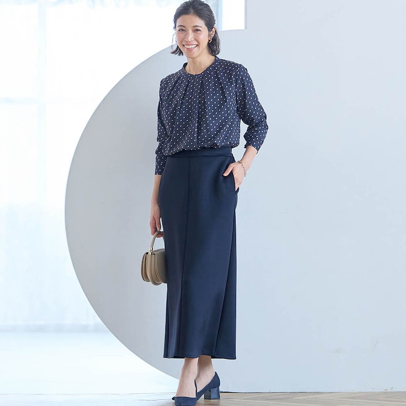 モデル身長168cm／M　※写真は撮影用のため総丈+6cmになります。ボトムのみ着用