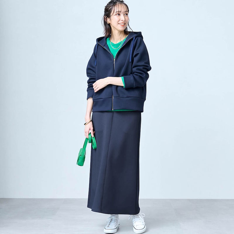 モデル身長169cm／M　※写真は撮影用のため総丈+6cmになります。ボトムのみ着用