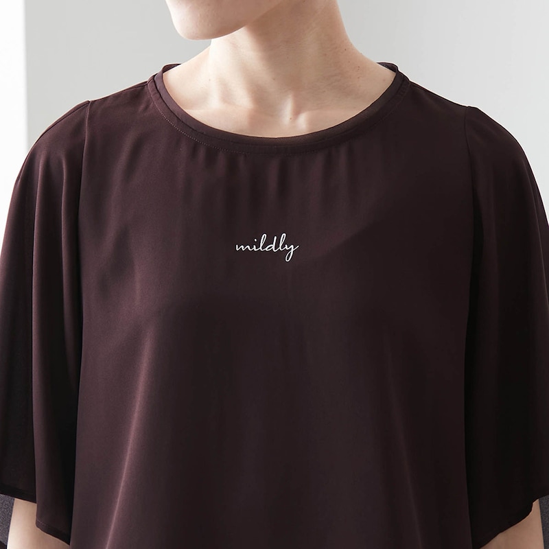 襟元のシフォンが上品なメリハリを演出