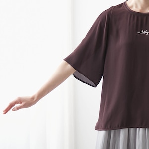 ひじまで隠れる長めの袖丈