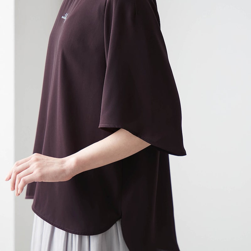 袖口はシンプルながらも着映える斜めデザイン