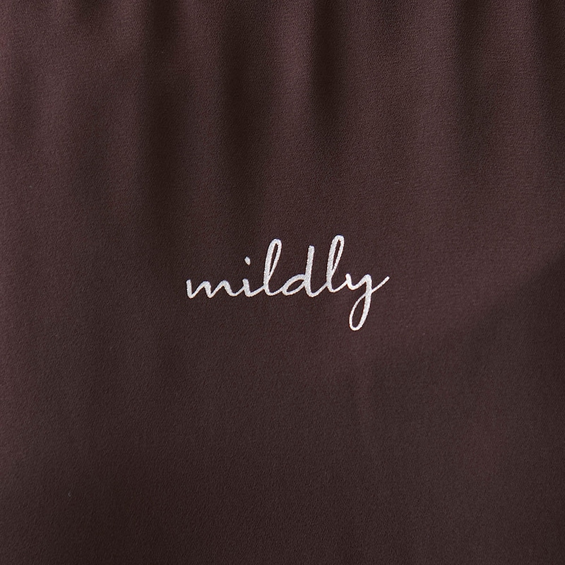 シルバーロゴが程よいアクセントに