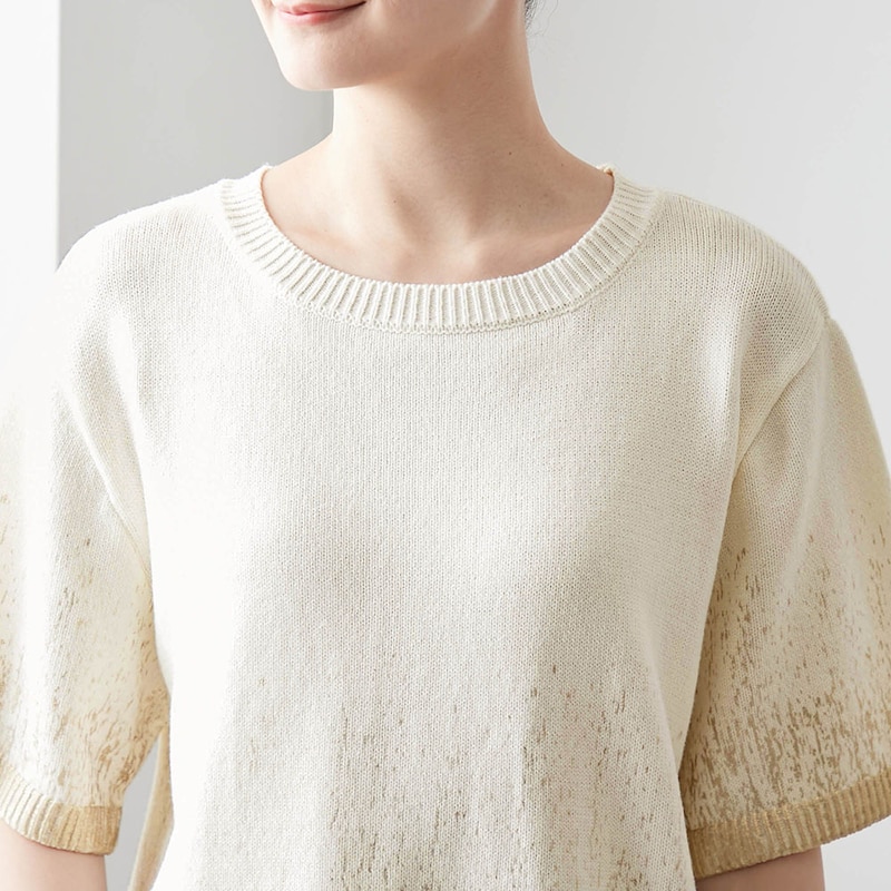 さりげない箔プリントが上品な華やかさを演出