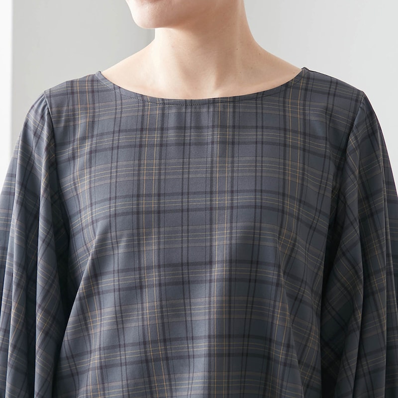 デコルテをきれいに見せるボートネックデザイン