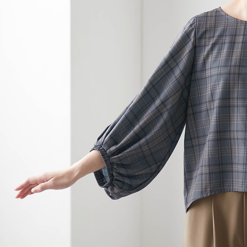 ギャザー入りの袖がふんわりと優しい雰囲気に