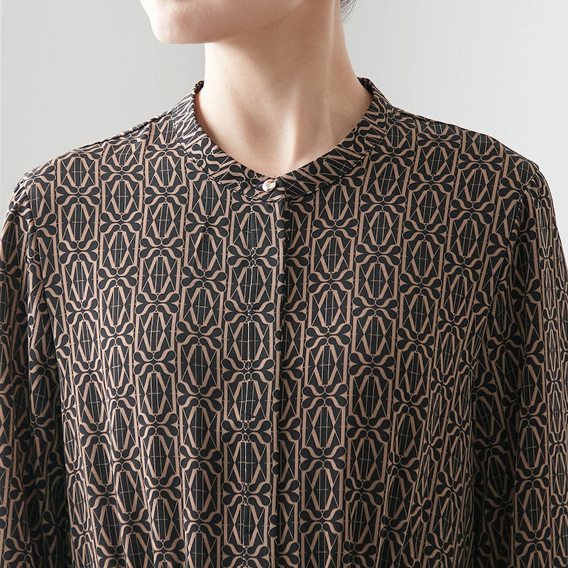 第一ボタンのゴールドがシンプルながらもさりげないポイントに