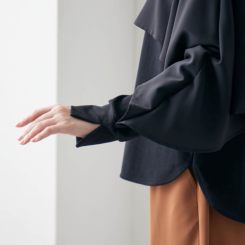 袖口はスリット入りですっきりとした印象に