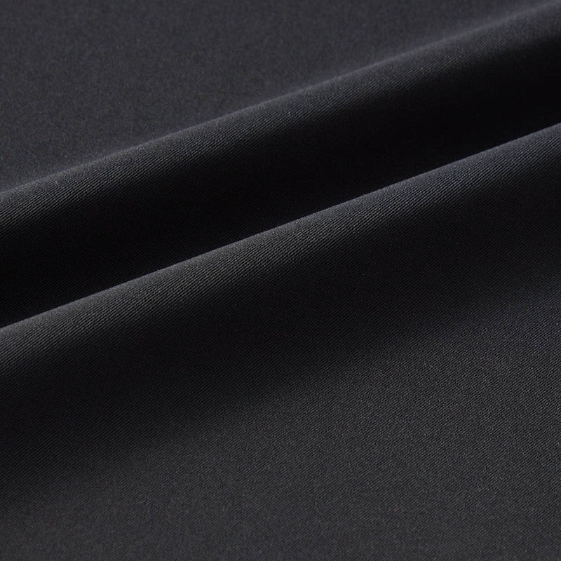 ケープ部分はブラウス見えする布帛を採用