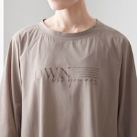 繊細なタッチのロゴプリントが大人カジュアルに
