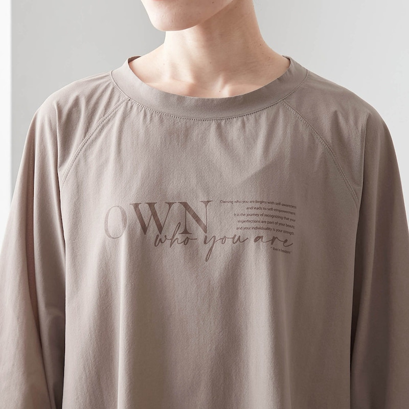 繊細なタッチのロゴプリントが大人カジュアルに