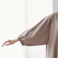 ほんのり透け感のある素材を使用