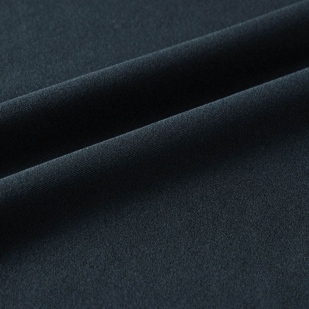厚すぎず程よくハリのあるツイル素材で高見え