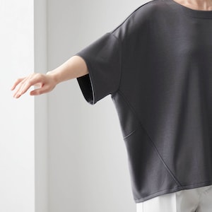 ドロップショルダーとゆったりシルエットで気になる体型をカバー