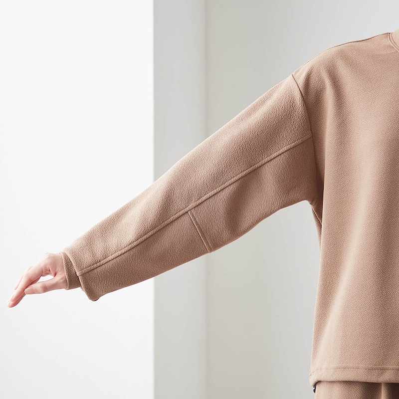 切り替え入りの立体的な袖がポイント