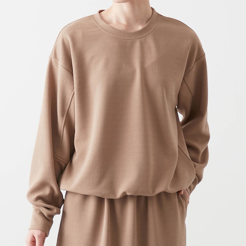 裾をしぼった状態